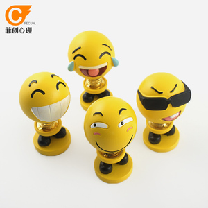 车载摆件摇头公仔装饰车内饰品坏笑表情包汽车抖音创意小黄人笑脸